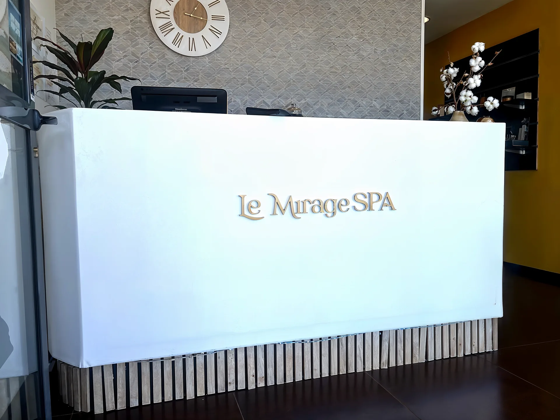 Comptoir d'accueil du Mirage Spa — institut de beauté à Aussonne, près de Toulouse